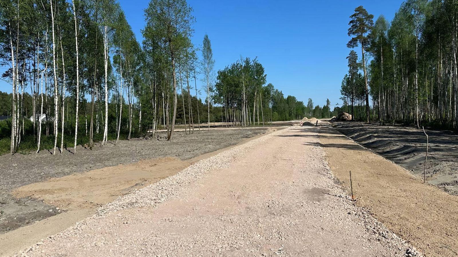 Jauna grants iela Krogsilā: uzbērts ceļš, gar zemesgabaliem grāvis, malās bērzi