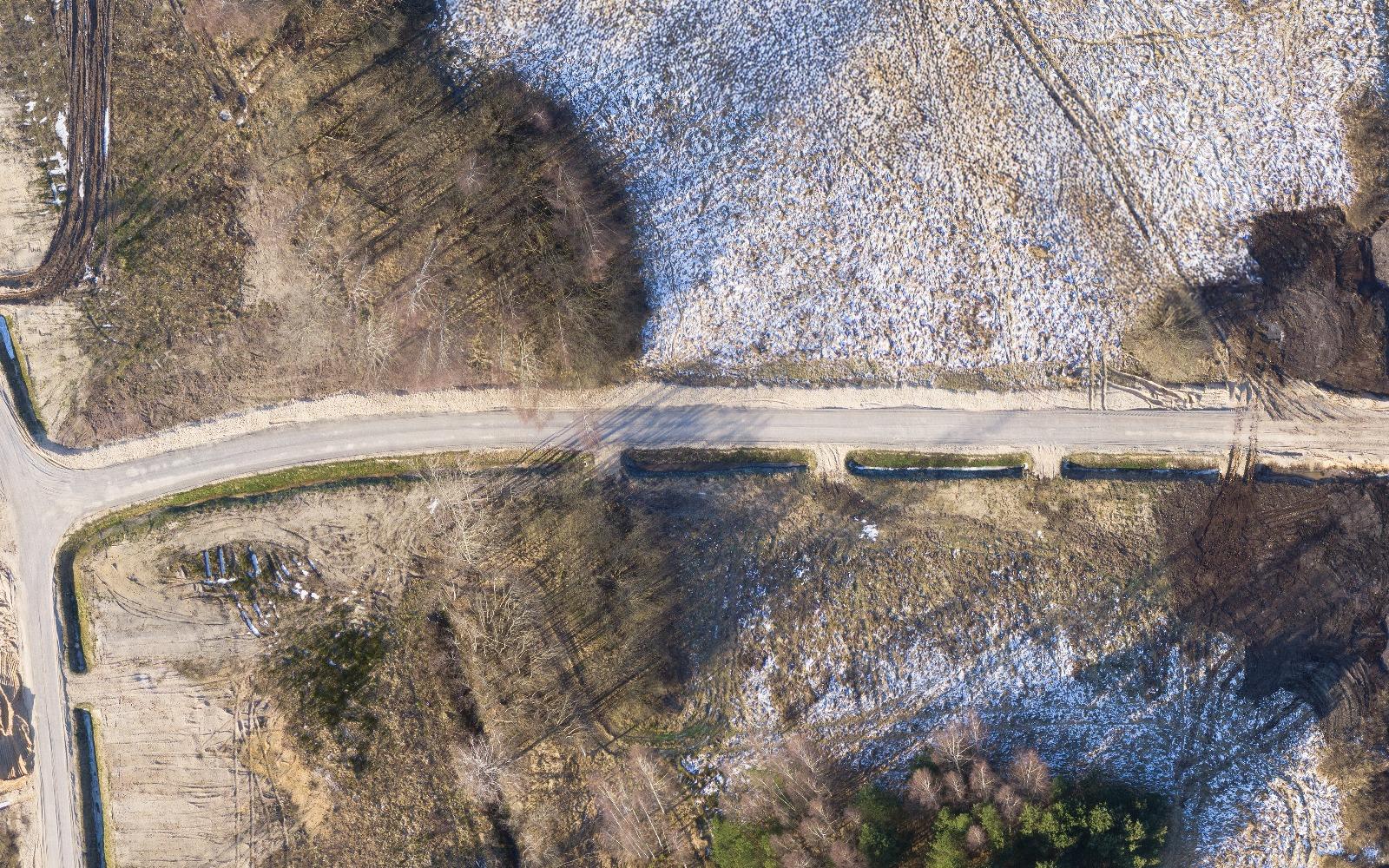 Prieka iela no augšas: deviņi pirmās kārtas zemesgabali abpus jaunās grants ielas, pa kreisi iebrauktuve no Grīzupes ielas